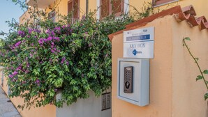 A key box for a residence named "Le Pavoncelle" with a security keypad. - Accommodation 1 km From the Beach (Santa Teresa di Gallura)