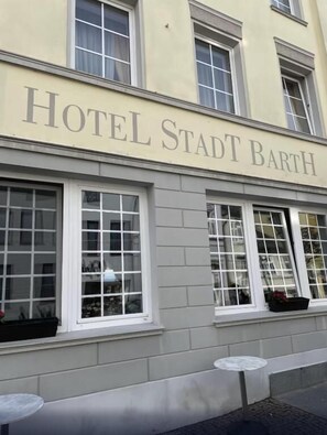 A building with the sign "HOTEL STADT BARTH" indicating it is a hotel. - Vinetahotel Stadt Barth (Barth)