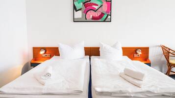 Chambre avec lits jumeaux | Salle de bain