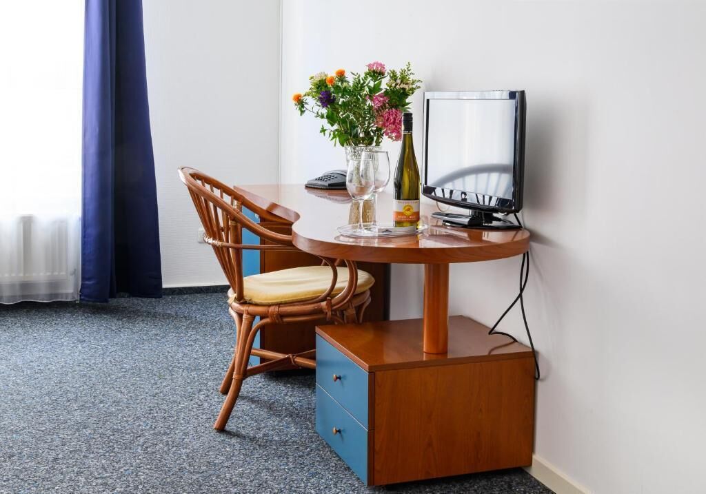 Schreibtisch, laptopgeeigneter Arbeitsplatz, kostenloses WLAN