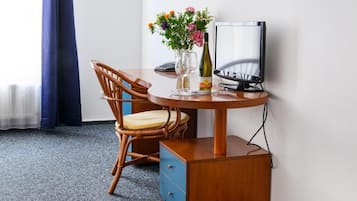 Schreibtisch, laptopgeeigneter Arbeitsplatz, kostenloses WLAN