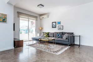 Apartment, City View - Cosy Bright Balcony Suite (Strovolos)