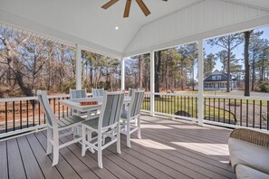 Outdoor dining - Nestled Inn by Seaside Vacations & Sales (Chincoteague Island)