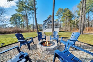 A house with a fire pit and outdoor seating. - Relax Inn by Seaside Vacations & Sales (Chincoteague Island)