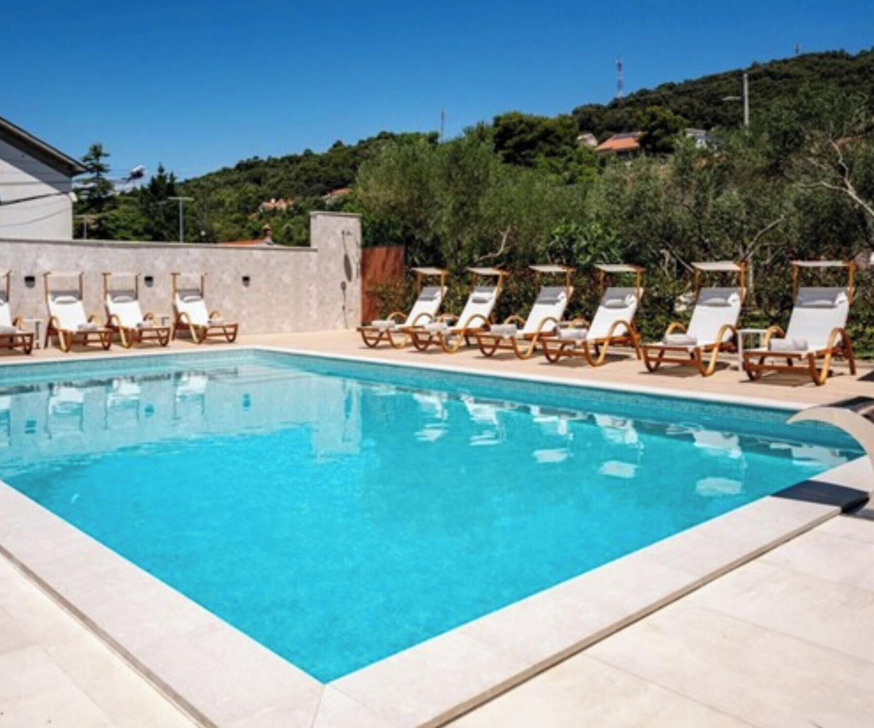 3 outdoor pools, pool loungers