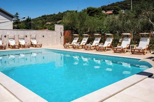 3 outdoor pools, pool loungers