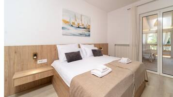 7 bedrooms, cribs/infant beds