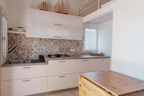 Refrigerador, parrilla de estufa y comedor 