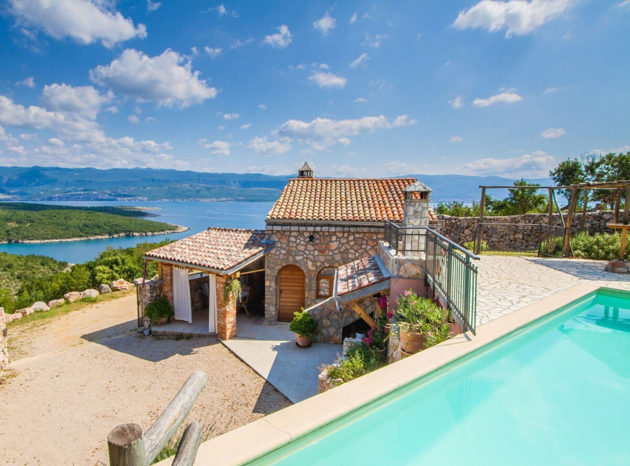 วิลล่า (ThreeBedRoom Villa with Pool) | สระว่ายน้ำกลางแจ้ง | สระว่ายน้ำกลางแจ้ง, ร่มริมสระว่ายน้ำ, เก้าอี้อาบแดดริมสระ