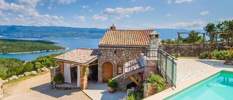 Villa (ThreeBedRoom Villa with Pool) | Utomhuspool | Utomhuspool, parasoller och solstolar