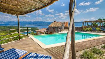 Vila (ThreeBedRoom Villa with Pool) | Piscina externa | Piscina externa, guarda-sóis, espreguiçadeiras