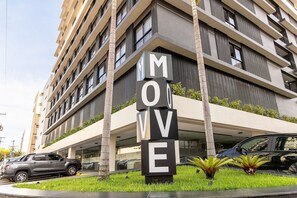 A modern building with a sign that reads "MOVE". - Move #914 - Apartamento Comfort by Carpediem (João Pessoa)