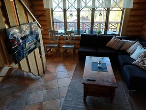 Cabin, 4 Bedrooms, Balcony, Garden View | Living room | Books