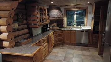 Cabin, 4 Bedrooms, Balcony, Garden View | Interior