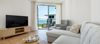 Große Wohnung mit Meerblick, Innenpool