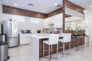 Fridge, microwave, oven, stovetop - Sunny Dreams Vacation Home 3 miles to Disney 7574 (Kissimmee)