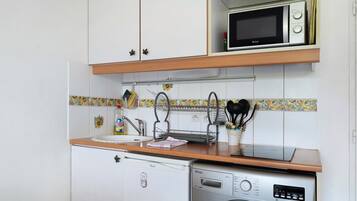 Frigorifero, microonde, piano cottura, macchina per tè/caffè