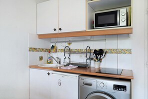 Fridge, microwave, stovetop, coffee/tea maker - Golf Pornic Apartment, Pool and Seaside! (Pornic)