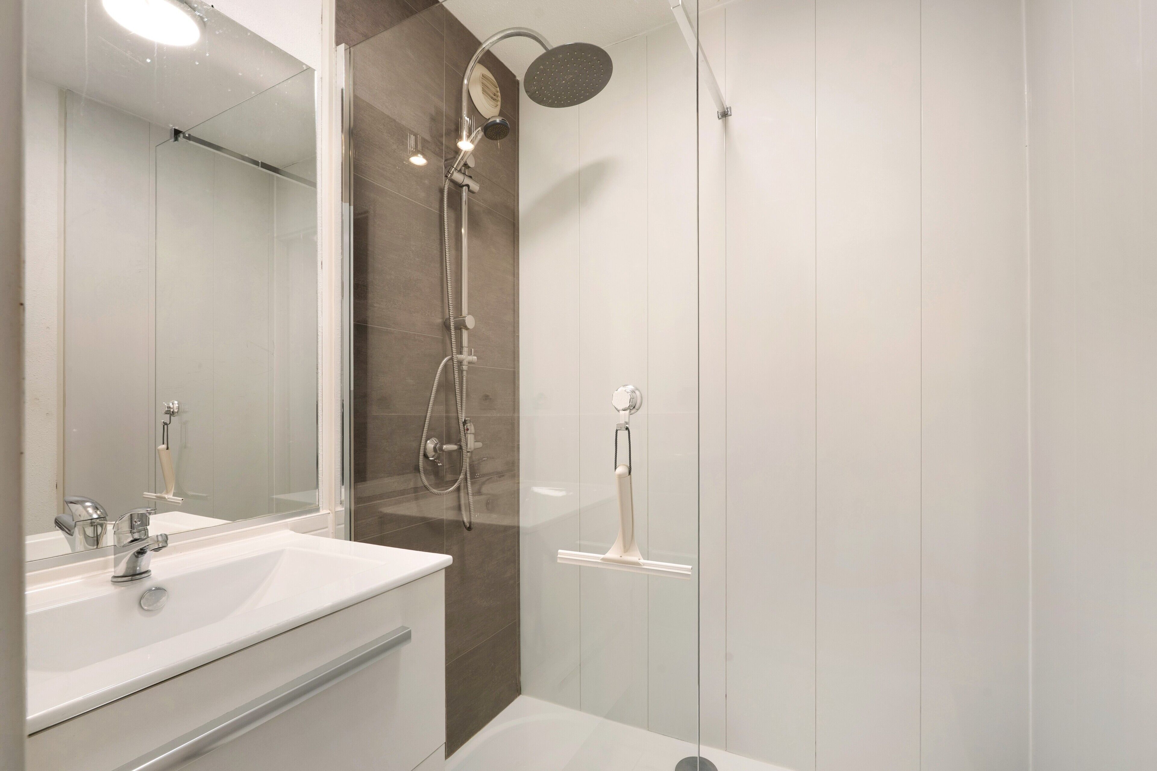 Douche, serviettes fournies