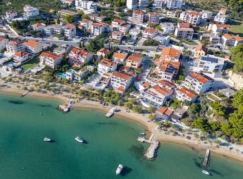Apartment Tomislav With Sea View and Hot-tub