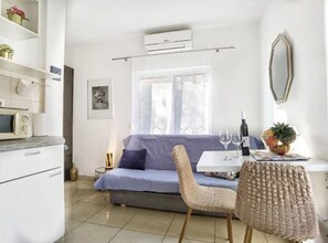 아파트 (OneBedroom Apartment With Balcony) | 거실