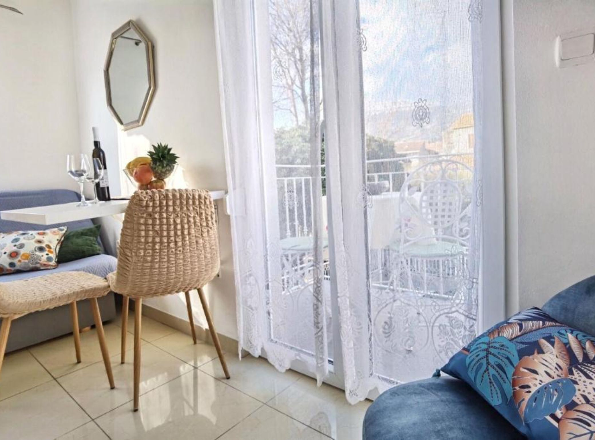 公寓 (OneBedroom Apartment With Balcony) | 客廳