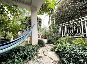 아파트 (OneBedroom Apartment With Balcony) | 정원