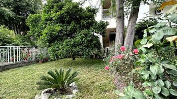 شقة (OneBedroom Apartment With Balcony) | حديقة