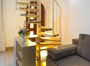 Appartement (One Bedroom Apartment) | Woonkamer | Een 32-inch flatscreentelevisie met digitale zenders