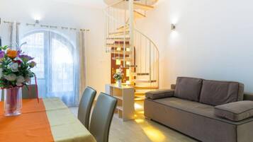 Apartemen (One Bedroom Apartment) | Ruang keluarga | Televisi layar datar 32-inci dengan saluran TV digital
