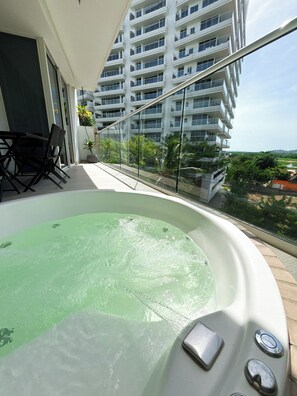Outdoor spa tub - Modern apartment near the ocean with Jacuzzi in Cartagena (Cartagena de Indias)