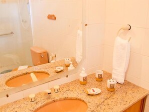 Standard Twin Room | Bathroom | Hair dryer, towels, soap, shampoo - HOTEL SOLAR FAZENDA DO CEDRO (Areal)