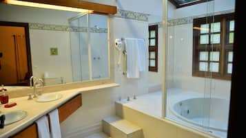 Comfort Studio | Bathroom | Hair dryer, towels, soap, shampoo