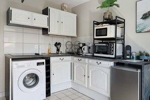 Fridge, microwave, oven, stovetop - Golf Apartment - Pornic 2 with Shared Pool, Balcony and Wi-Fi (Pornic)