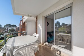 Outdoor dining - Golf Apartment - Pornic 2 with Shared Pool, Balcony and Wi-Fi (Pornic)