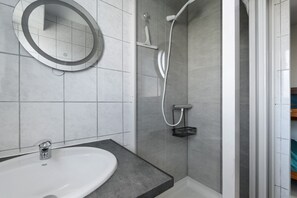 Een douche, handdoeken
