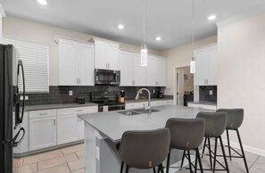 Fridge, microwave, oven, stovetop - 2787 Storey Lake 15 guests pool&spa near clubhouse (Kissimmee)