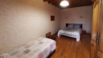 5 slaapkamers, een strijkplank/strijkijzer, wifi, beddengoed