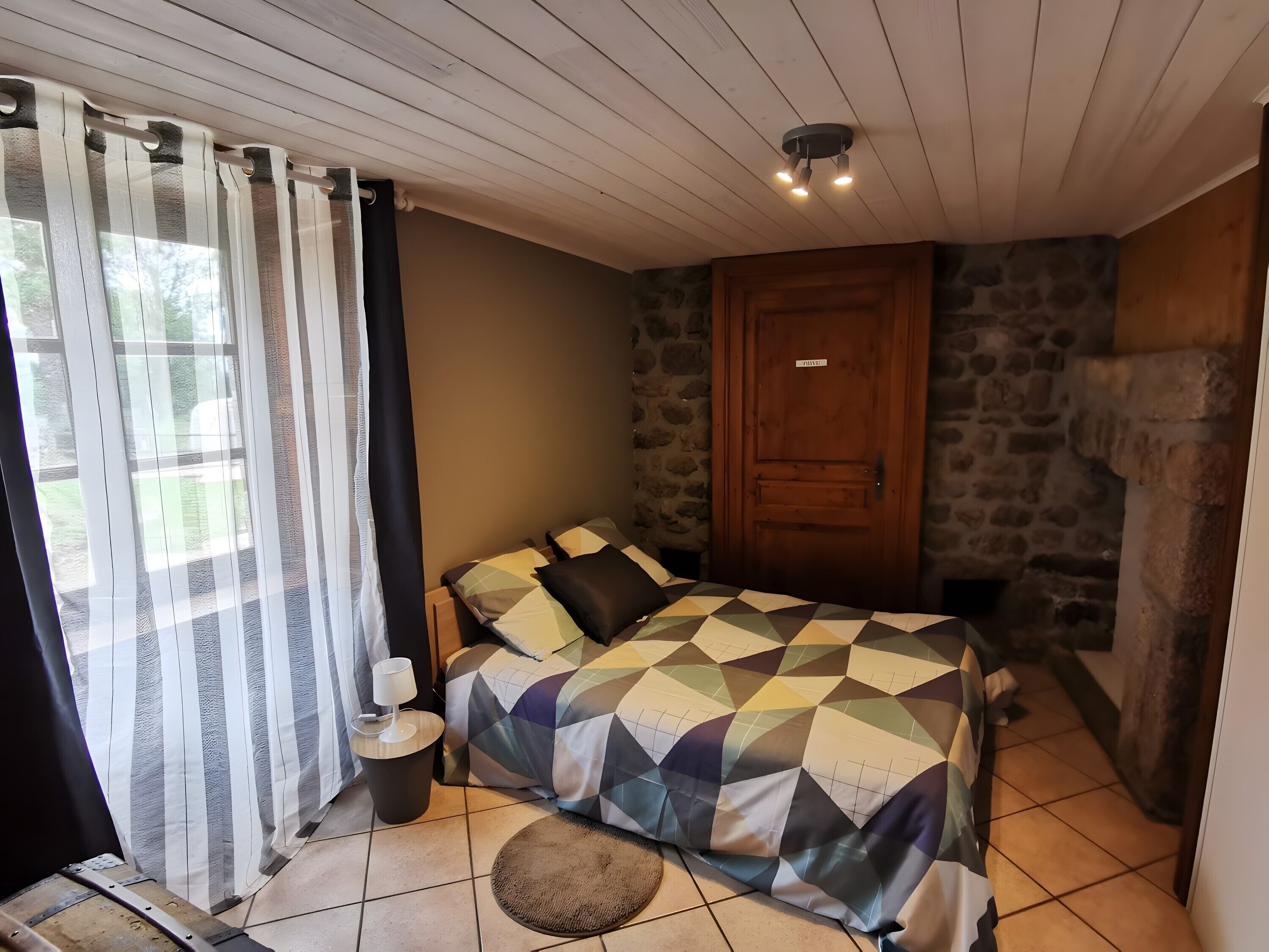 5 chambres, fer et planche à repasser, Wi-Fi, draps fournis