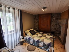 5 bedrooms, iron/ironing board, WiFi, bed sheets