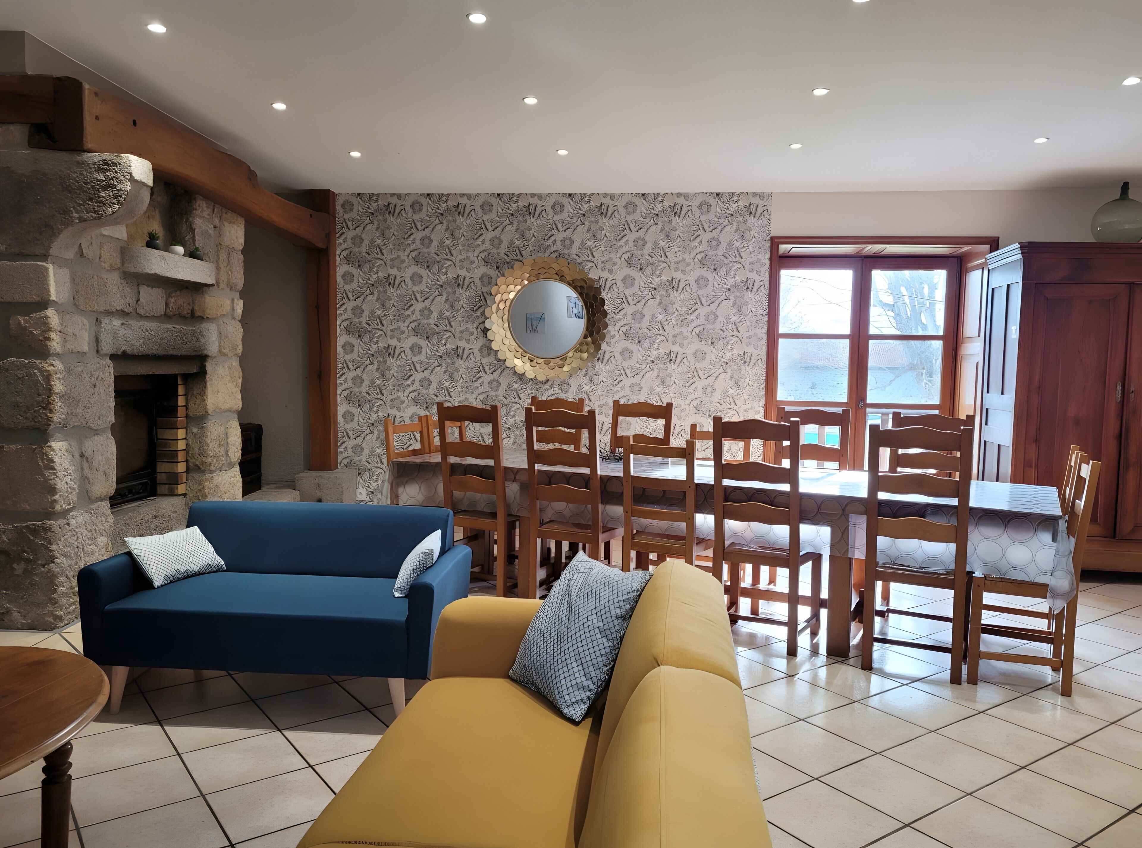 Televisie en een open haard