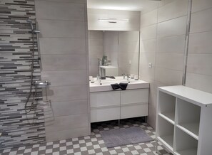 Douche, sèche-cheveux, serviettes fournies