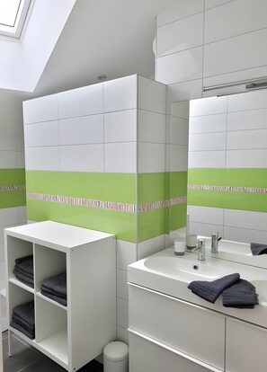 Een douche, een haardroger, handdoeken