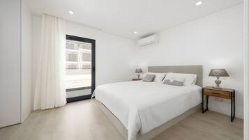 Een strijkplank/strijkijzer, wifi, beddengoed, rolstoeltoegankelijk