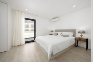 Tabla de planchar con plancha, wifi y ropa de cama 