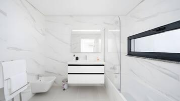 Een douche, een haardroger, handdoeken