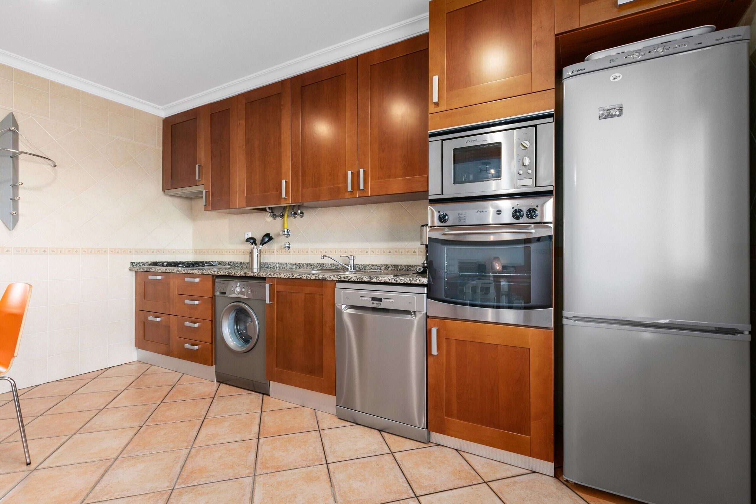 Jääkaappi, mikroaaltouuni, uuni, liesi