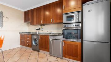 Jääkaappi, mikroaaltouuni, uuni, liesi