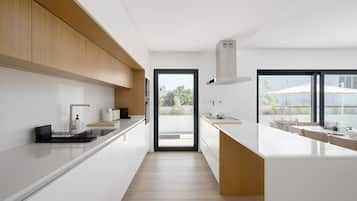 KylskÄp, mikrovÄgsugn, ugn och spishÀll