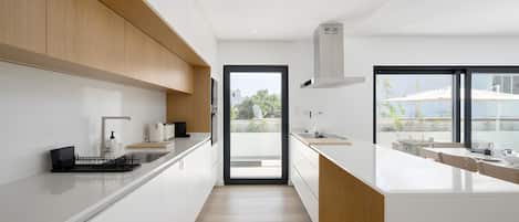 雪櫃、微波爐、焗爐、爐具